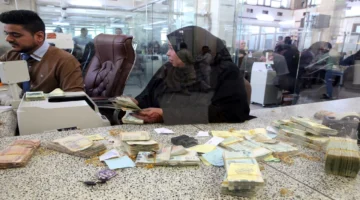 أزمة الرواتب والعملة.. استراتيجيات اليمنيين لمواجهة التردد الاقتصادي والمعيشي الجديد في البلاد